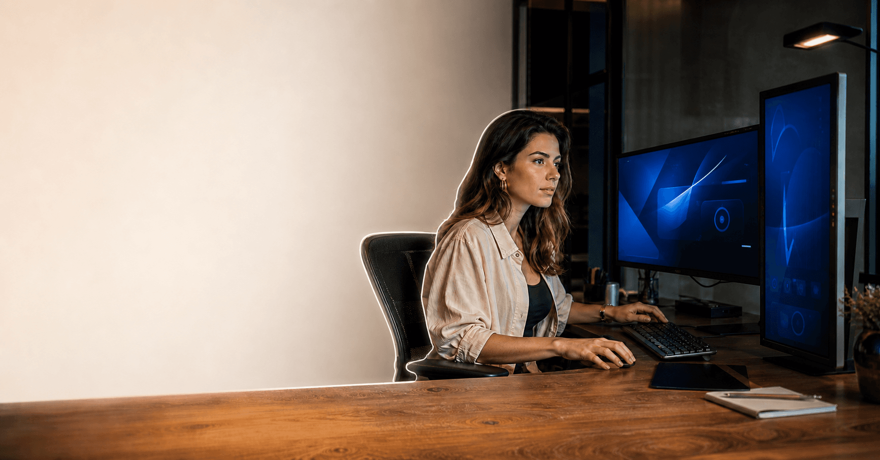 Profissional de marketing entre o ambiente de trabalho e uma central de operação digital